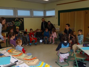 Die Kinder im "Australien-Projekt" lernen gemeinsam mit Herrn Orfgen ein typisches australisches Kinderlied.